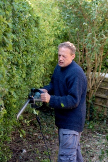 Klausbernd Vollmar cutting his hedge, Rhu Sila, Cley, Norfolk Photo: Hanne SIebers