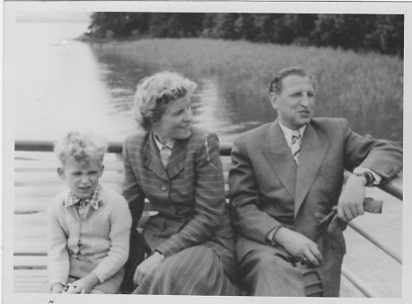 1951, Klausbernd mit Ingeborg und Wilhelm Vollmar